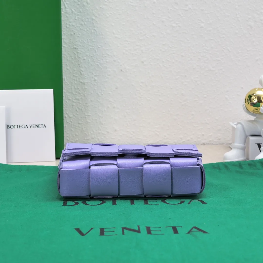 Ready stock, first release on the whole network ♨️♨️ (mini size) BV sheepskin + 15 grid cassette + limited edition 🉑️🉑️🉑️ Classic, high-end and simple. This upper body is super refreshing! Paired with the BV parrot green on the sides, it’s very stylish but not exaggerated! Model: 7587# Size: 19*5.5*12cm